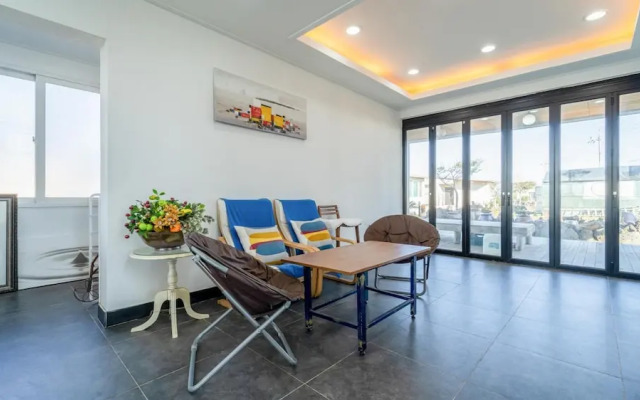 Jeju Byeoleuldameunbaramarae Pension