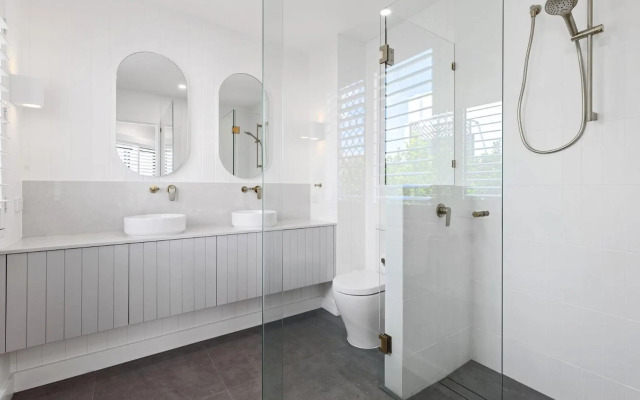 6 Seabreeze Spacious Newly Renovated Apartment with Ocean Views