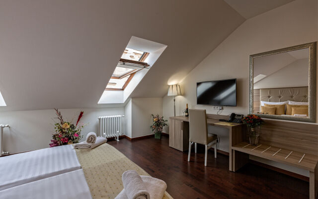 Old Town Residence by Little King