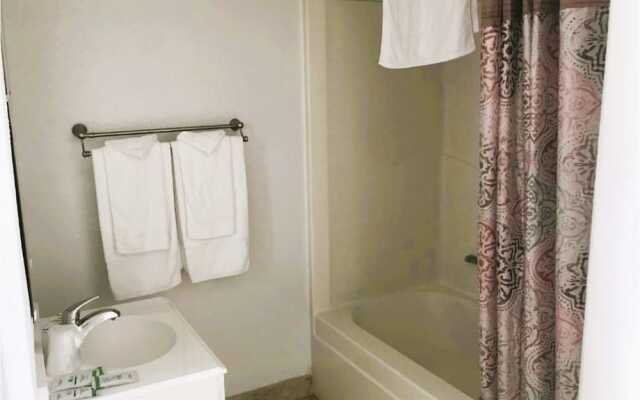 Royal Gateway Motel By OYO