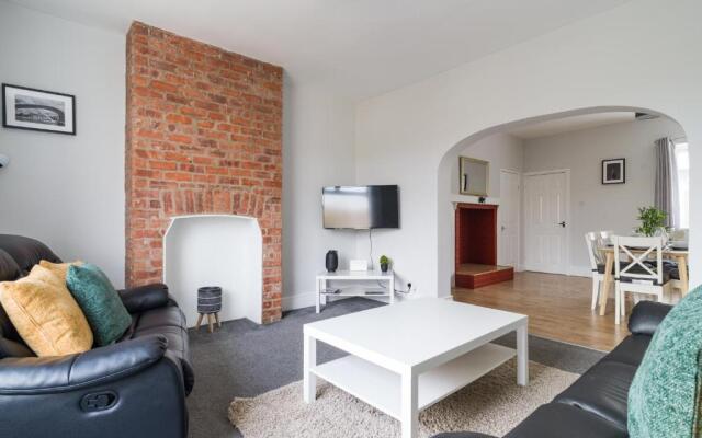 East House-sleeps 5-pet Friendly-garden - Parking