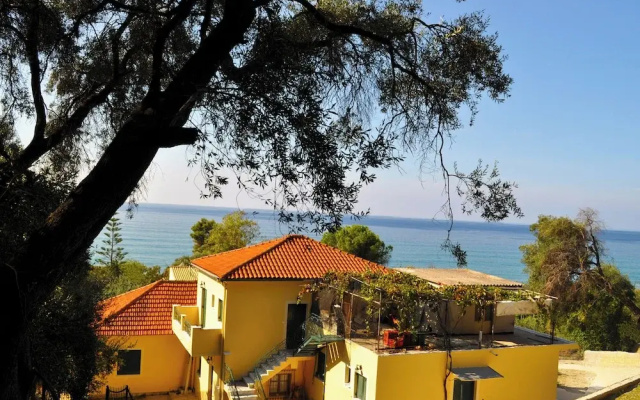 Holiday House Angelos on Agios Gordios Beach
