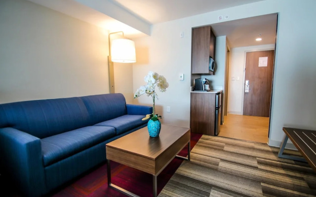 Holiday Inn Express & Suites Miami Airport East, an IHG Hotel