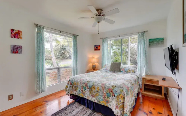 Breezy Kailua-kona Bungalow w/ Lanai & Ocean View!