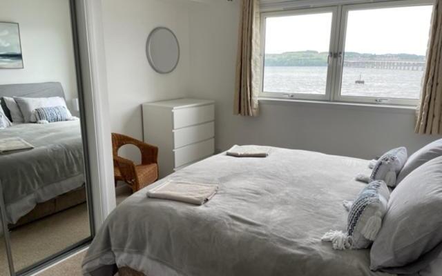 Lux Waterfront 2 bed Apt, V&A 10min walk, St Andrew's Golf 25min drive