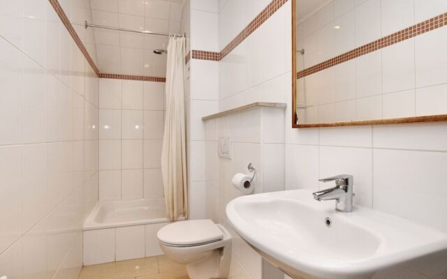 Beautiful, Authentic Group House With Modern Amenities in Mondain Spa