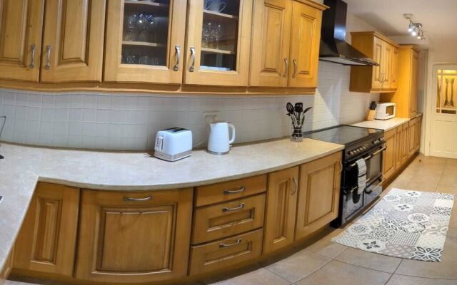 3 Bedroom House By Passionfruitproperties Near Coventry & Warwickshire Hospital With Free Wi-fi, driveway & Garden, DSC