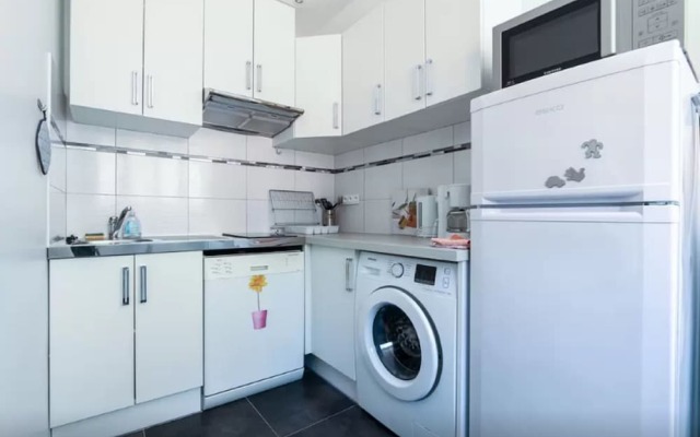 Sunny and Modern 1 Bedroom with Balcony