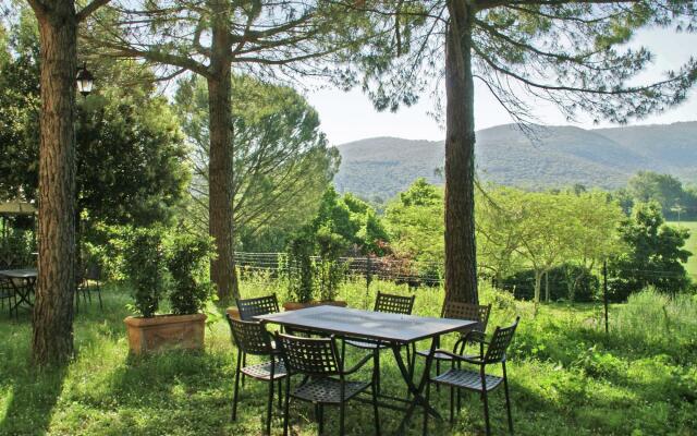 Nice apartment in Mantignana with shared pool