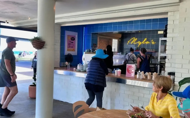 Caves Getaway - Pool and beach