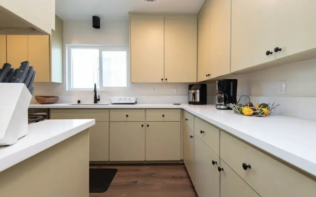 Stylish Apartment near Dodger St