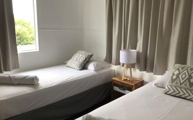 Ocean Breeze Units – Guest Rooms – Bowen