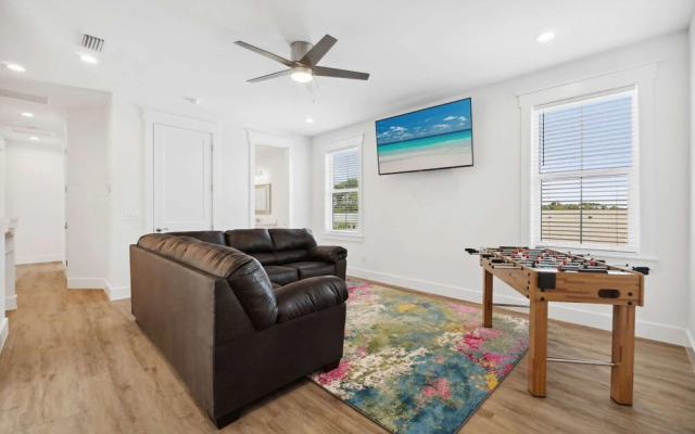 Blissful Getaway 4 BDR Whole Home Heated Pool!