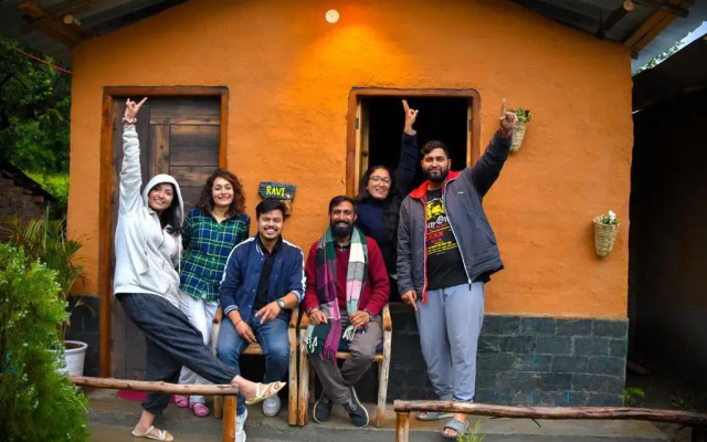 Monkey Mud Hostel And Camps