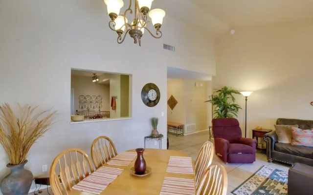 7 Mi to Mill Ave: Bbq-ready Mesa Townhouse