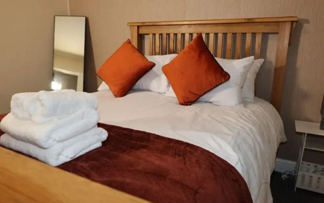 Nottingham - 5 Beds - Sleeps 11 - Garden - Parking