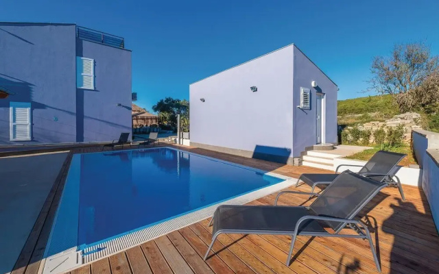 Stunning Home in Veli Rat With Wifi and 2 Bedrooms