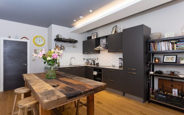 1 Bedroom Converted Warehouse In Stoke Newington