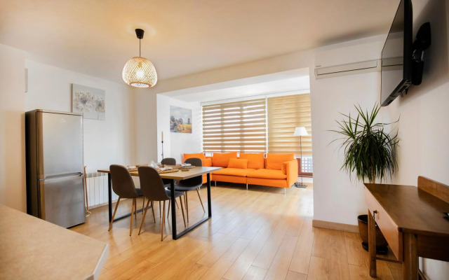 Cozy Apartment with Mountain View & Parking