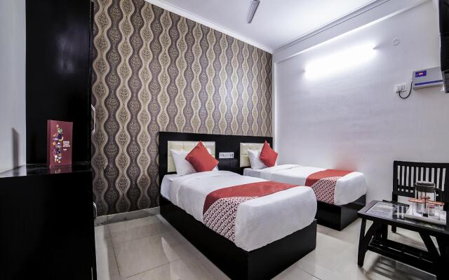 OYO 13637 Crown Residency