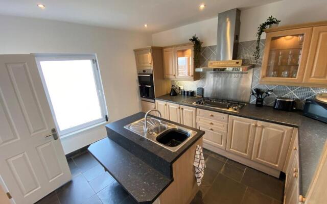 Eastcliffe Penthouse, 2 beds & bathrooms with parking