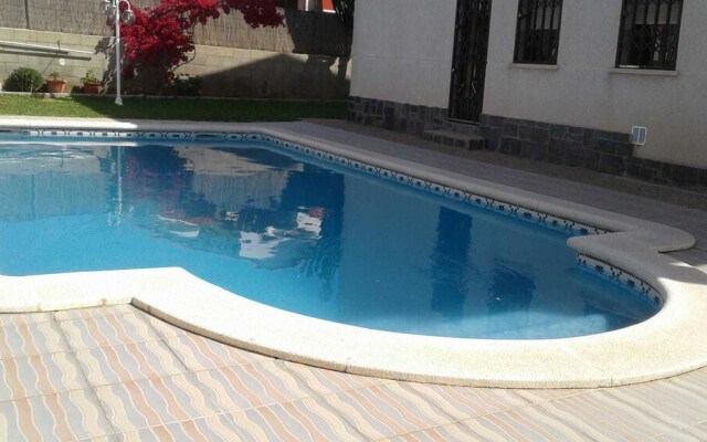 Villa con jardín piscina y cerca playa