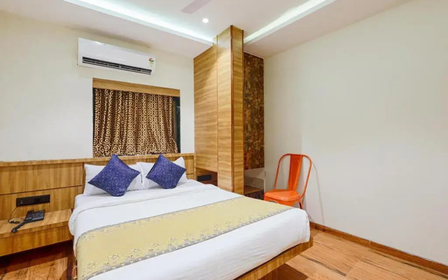 OYO 424 Hotel Apple Suites