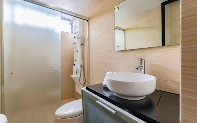 Stylish apartment with private roof top & jacuzzi