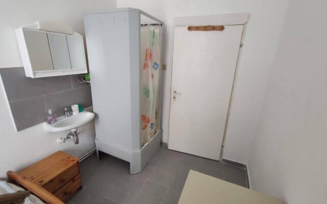 Room with privat shower in 3 rooms apartment