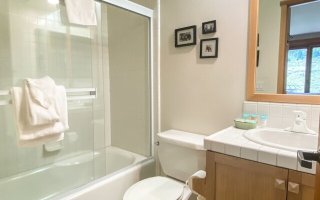 Snowcreek V 760 Pet-Friendly, Amazing Mountain Views, Private 2 Car Garage, Washer Dryer by RedAwning