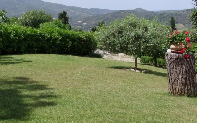 Master Apartment in Villa 6 to 8 Persons With Large Private Garden