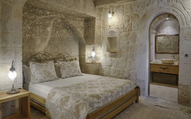 Hera Cave Suites