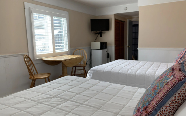 Vineyard Harbor Motel - Private Beach