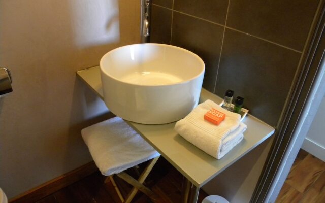 Hotel La Bastie D'Urfe