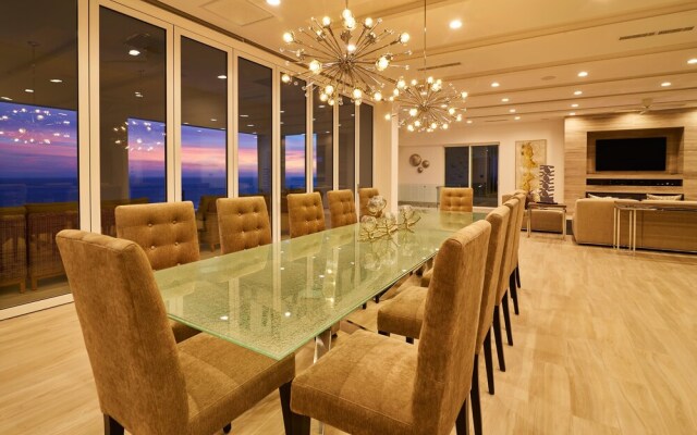 Luxurious Oceanfront Living, Minutes From Downtown: Villa Land's End