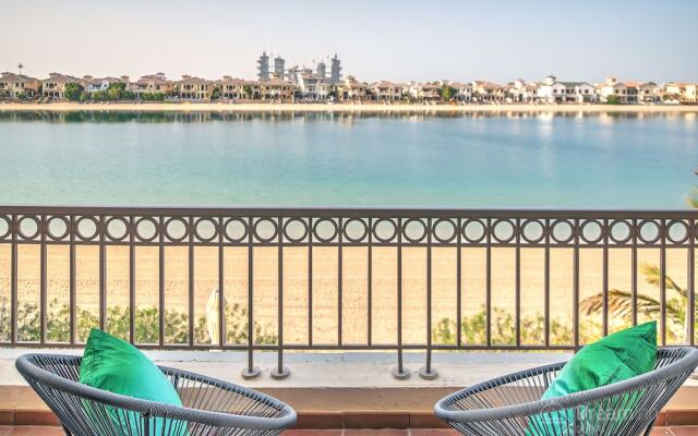 The Palm Jumeirah Villas - Frond E by LUX Holiday Home