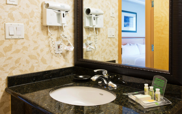 Holiday Inn Hotel & Suites North Vancouver by IHG