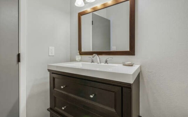 Skylandia Escape by Tahoe Mountain Properties