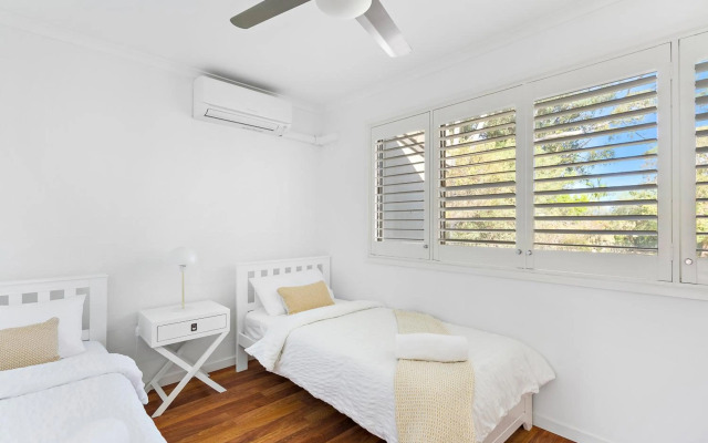 Stylish Townhouse, private courtyard walk to beach