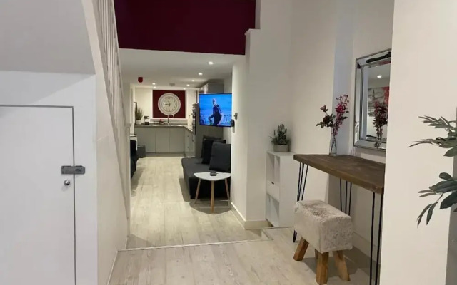Spacious1br-6guests-walktoshops-fastwifi