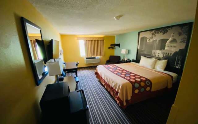 Super 8 by Wyndham Warrenton