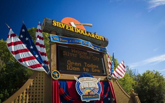 Paradise Lodge 2 Bedroom Home by RedAwning