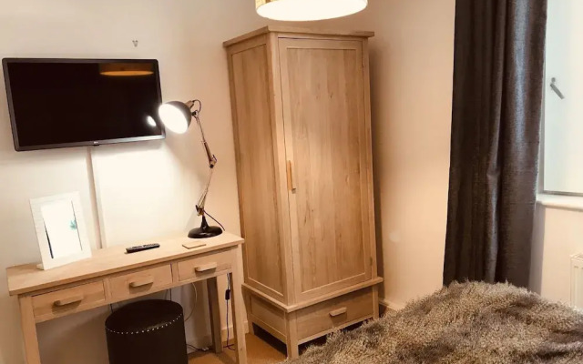 2 Bedroom Luxe Dockland Apartment with Parking