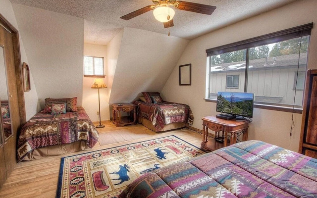 Bambi's Bunkhouse 3 Bedroom Home by RedAwning