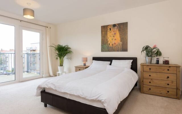 3 Bedroom Apartment Sleeps 6 in Clapham South
