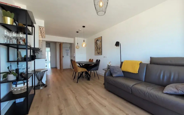 Sea View Apartment by Beach