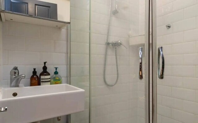 Stylish 2 Bedroom Flat With Large Private Garden