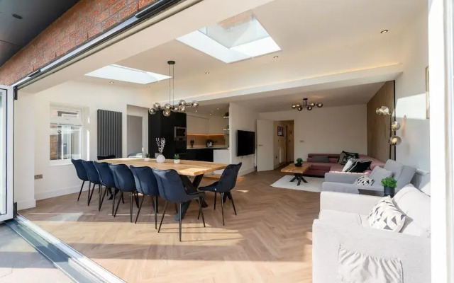 Luxury 8 Bed Home Manchester