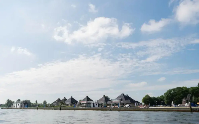 Houseboat Sneekermeer With Garden and Views