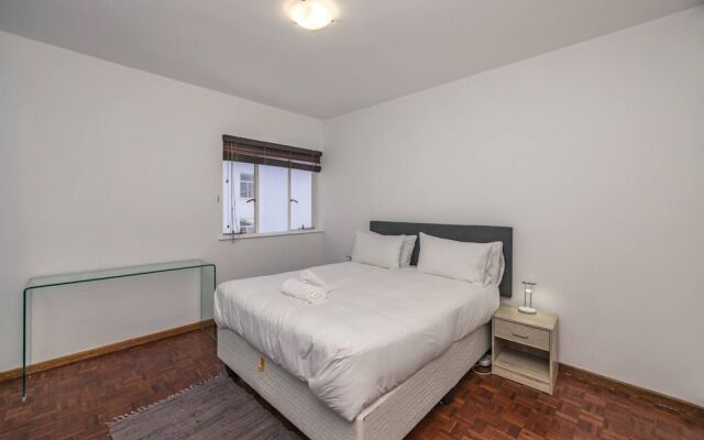 Centrally Located 2 Bedroom Apartment in Cape Town